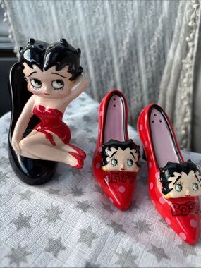 Betty Boop Red Polka Dot High Heel Salt and Pepper Set and Black Heel with Betty